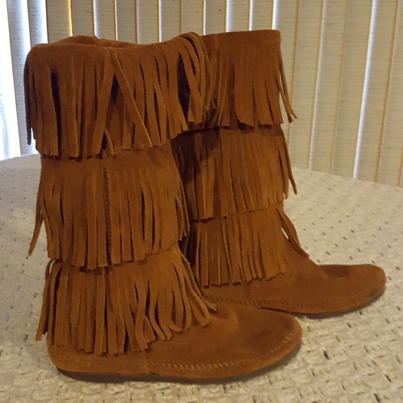 Minnetonka 3-layer Fringe Boots. - Picture 2 of 6